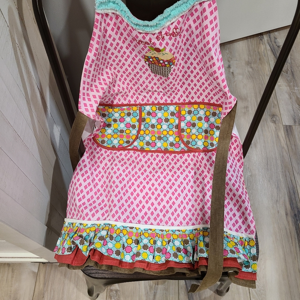 π§π§NEWπ§π§SUPER CUTE!! Sweet Stuff Cupcake Apron for young girl cookers π§π§ - Picture 9 of 16